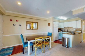 Dining - Sunny condo w/balconies, full kitchen, A/C & Wifi & just steps to the beach (Ocean City)