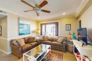 TV, offices - Sunny condo w/balconies, full kitchen, A/C & Wifi & just steps to the beach (Ocean City)