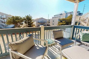 Property grounds - Sunny condo w/balconies, full kitchen, A/C & Wifi & just steps to the beach (Ocean City)