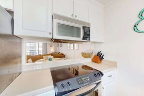 Fridge, microwave, oven, stovetop - Wight Bay South 253 (Ocean City)