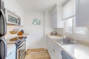 Kylskåp, mikrovågsugn, ugn och spishäll