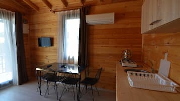 Bungalow Basic, patio | Dapur pribadi | Lemari es kecil, kompor, dan peralatan masak/sendok-piring