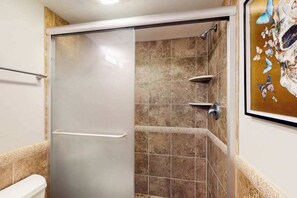 Shower, towels - Sunny - bay view condo with balcony, shared pool, W/D, AC, blocks from the beach (Ocean City)