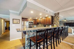 Fridge, microwave, oven, stovetop - Sunny - bay view condo with balcony, shared pool, W/D, AC, blocks from the beach (Ocean City)