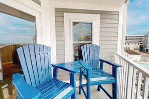 Terrace/patio - Sunny - bay view condo with balcony, shared pool, W/D, AC, blocks from the beach (Ocean City)