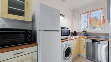 Fridge, microwave, oven, stovetop