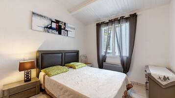 4 bedrooms, iron/ironing board