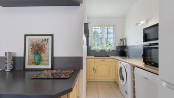 Een koelkast, een microgolfoven, een oven, een kookplaat