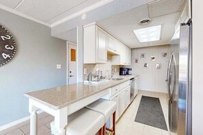 Fridge, microwave, oven, stovetop - First floor Beach-view condo, steps to the beach, with pool, balcony, WiFi & W/D (Ocean City)