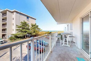 Outdoor dining - First floor Beach-view condo, steps to the beach, with pool, balcony, WiFi & W/D (Ocean City)