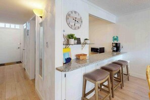 Interior - Luxury Ocean View Condo w/Shared Olympic Pool, Tennis, balcony & WiFi (Ocean City)