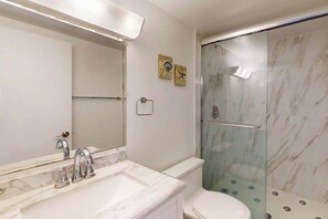 Shower, hair dryer, towels - Luxury Ocean View Condo w/Shared Olympic Pool, Tennis, balcony & WiFi (Ocean City)
