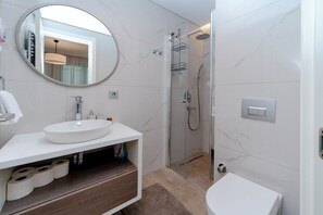 Dusche, Haartrockner, Bidet, Handtücher