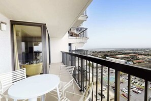 Outdoor dining - Charming Beach Condo w/Balcony, beach & bay views, Pools, Gym, Tennis, W/D & A/C (Ocean City)