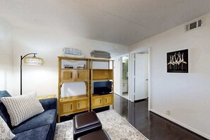 TV, DVD player, offices - Charming Beach Condo w/Balcony, beach & bay views, Pools, Gym, Tennis, W/D & A/C (Ocean City)