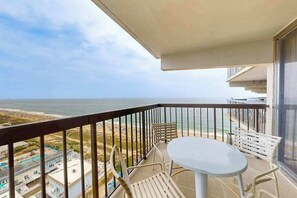 Property grounds - Charming Beach Condo w/Balcony, beach & bay views, Pools, Gym, Tennis, W/D & A/C (Ocean City)