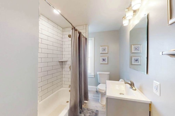 Shower, towels - Cute Ocean City single family home with Central AC & W/D (Ocean City)