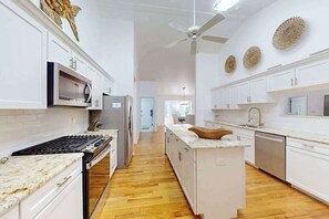 Fridge, microwave, oven, stovetop - Salty Way (Ocean Pines)