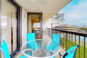 Outdoor dining - Charming beachfront resort condo w/ocean views, balcony, pools, tennis, W/D & AC (Ocean City)