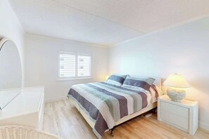 2 bedrooms, iron/ironing board, WiFi, bed sheets - Sun-filled coastal retreat w/Shared Olympic Pool, Tennis, Private Balcony, A/C (Ocean City)