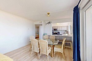 Dining - Sun-filled coastal retreat w/Shared Olympic Pool, Tennis, Private Balcony, A/C (Ocean City)