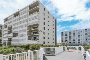 Exterior - Sun-filled coastal retreat w/Shared Olympic Pool, Tennis, Private Balcony, A/C (Ocean City)