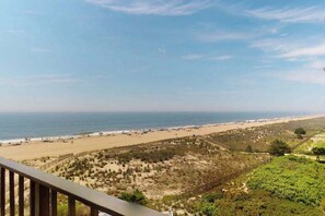 On the beach - Sun-filled coastal retreat w/Shared Olympic Pool, Tennis, Private Balcony, A/C (Ocean City)