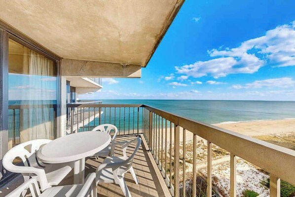 Property grounds - Serene oceanfront condo with beach views, pools, gym, tennis & sauna (Ocean City)