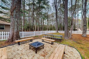 Outdoor dining - Lovely Ocean Pines home w/picnic area, firepit, fully stocked kitchen, AC & WiFi (Ocean Pines)