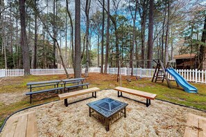 Outdoor dining - Lovely Ocean Pines home w/picnic area, firepit, fully stocked kitchen, AC & WiFi (Ocean Pines)