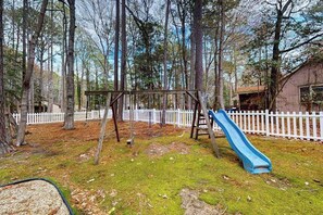 Children’s area - Lovely Ocean Pines home w/picnic area, firepit, fully stocked kitchen, AC & WiFi (Ocean Pines)