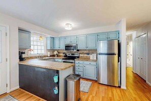 Fridge, microwave, oven, stovetop - Lovely Ocean Pines home w/picnic area, firepit, fully stocked kitchen, AC & WiFi (Ocean Pines)
