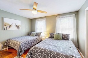 3 bedrooms, desk, iron/ironing board, WiFi - Lovely Ocean Pines home w/picnic area, firepit, fully stocked kitchen, AC & WiFi (Ocean Pines)