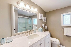 Shower, hair dryer, towels - Lovely Ocean Pines home w/picnic area, firepit, fully stocked kitchen, AC & WiFi (Ocean Pines)