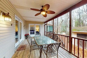 Outdoor dining - Serene Ocean Pines home w/private deck all-season room & fully stocked kitchen (Ocean Pines)