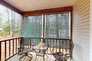 Property grounds - Serene Ocean Pines home w/private deck all-season room & fully stocked kitchen (Ocean Pines)