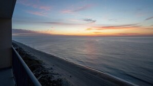 Blick auf die Küste mit Strand und Meer.
