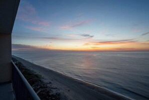 Blick auf die Küste mit Strand und Meer.