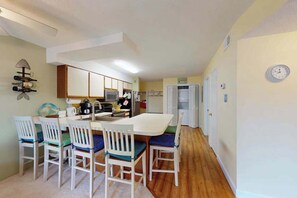 Dining - Sunny Ocean block condo with balcony, AC, WiFi & laundry - walk to the beach (Ocean City)