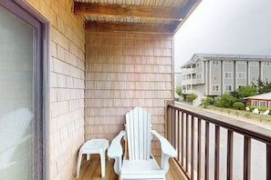 Property grounds - Sunny Ocean block condo with balcony, AC, WiFi & laundry - walk to the beach (Ocean City)
