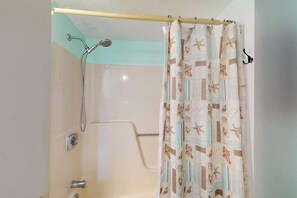 Shower, towels - Sunny Ocean block condo with balcony, AC, WiFi & laundry - walk to the beach (Ocean City)
