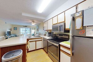 Fridge, microwave, oven, stovetop - Sunny Ocean block condo with balcony, AC, WiFi & laundry - walk to the beach (Ocean City)