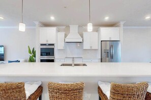 Fridge, microwave, oven, stovetop - Luxury townhome with pool, open layout, deck community pool - close to shopping (Berlin)
