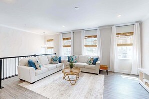 TV, offices - Luxury townhome with pool, open layout, deck community pool - close to shopping (Berlin)