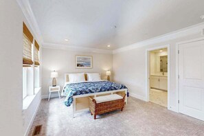 3 bedrooms, iron/ironing board, WiFi, bed sheets - Luxury townhome with pool, open layout, deck community pool - close to shopping (Berlin)