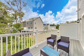 Property grounds - Luxury townhome with pool, open layout, deck community pool - close to shopping (Berlin)