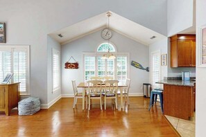 Dining - Sun-filled retreat near beaches w/pool access golf, fireplace, W/D, & sunroom (Berlin)