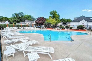 Pool - Sun-filled retreat near beaches w/pool access golf, fireplace, W/D, & sunroom (Berlin)