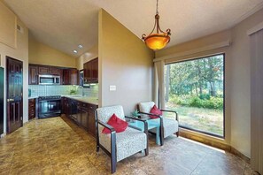 Fridge, microwave, oven, stovetop - Magnificent waterfront paradise w/private dock & access to community pool (Berlin)