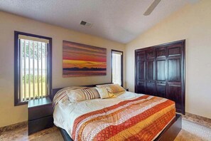 4 bedrooms, iron/ironing board, WiFi, bed sheets - Magnificent waterfront paradise w/private dock & access to community pool (Berlin)